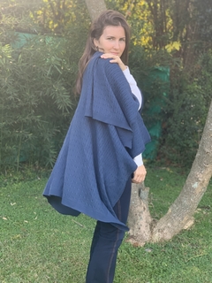 Ruana de lana trenzas color azul petróleo - comprar online