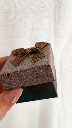 CAJA ANILLO BRILLOSA MARRÓN - comprar online