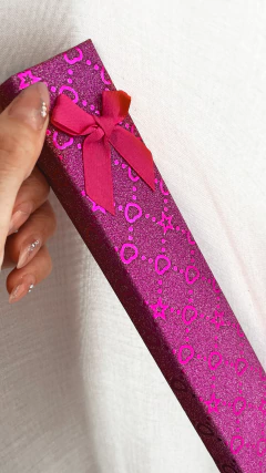 CAJA CADENA/PULSERA BRILLOSA FUXIA