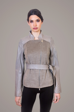 Campera de cashmere color beige con cuero, estilo Slim / Regular fit.