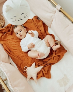 Manta swaddle + apego Avellana - comprar online