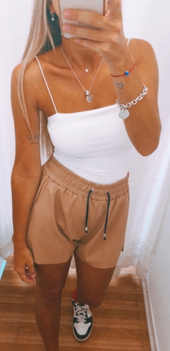 Short engomado camel