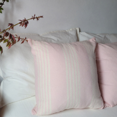 ALMOHADON ROSA RAYAS BLANCAS