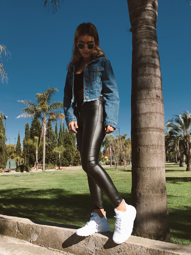 Nati Jota sorprendió con una blusa de plumetí y pantalón engomado - POWER  PARANA 93.9